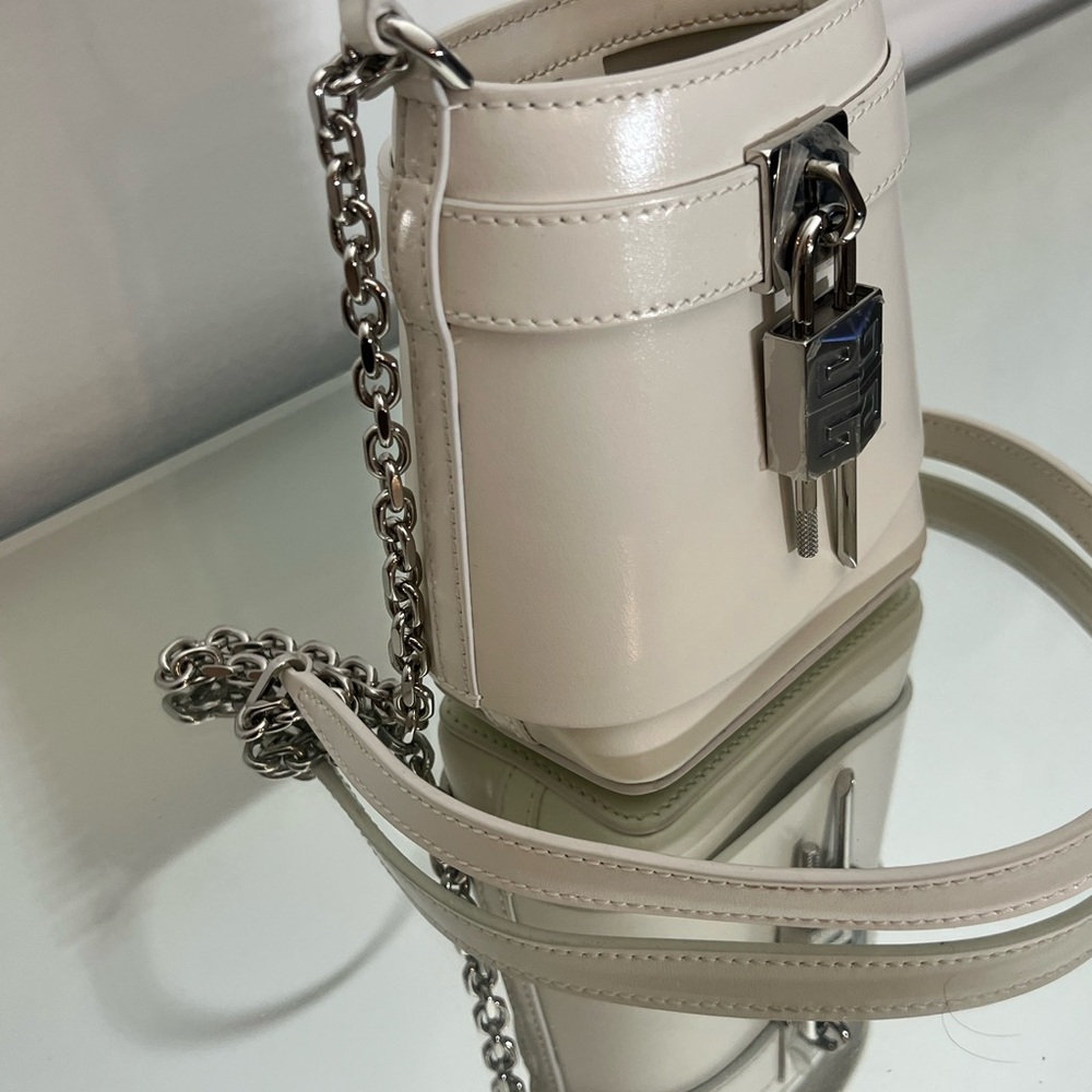 GIVENCHY Micro Shark Lock bucket bag in Box leather Ivory - Picture 12 of 16